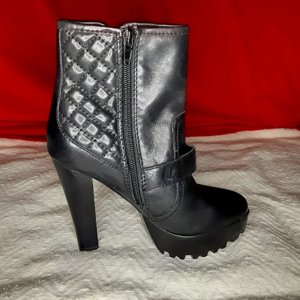 NWT🔥Guess Clary Women Round Toe Leather Black Ankle Boot